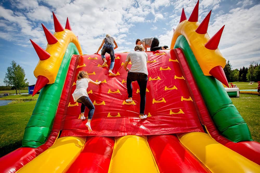 Полосы препятствий и детские игровые комплексы – идеальный выбор для праздника