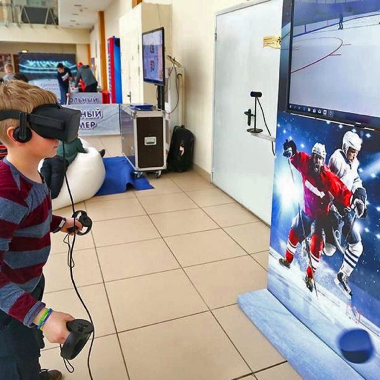Виртуальная реальность развлечение. Аттракцион виртуальной реальности. Аттракцион очки виртуальной реальности. Хоккей в виртуальной реальности. VR развлечения.