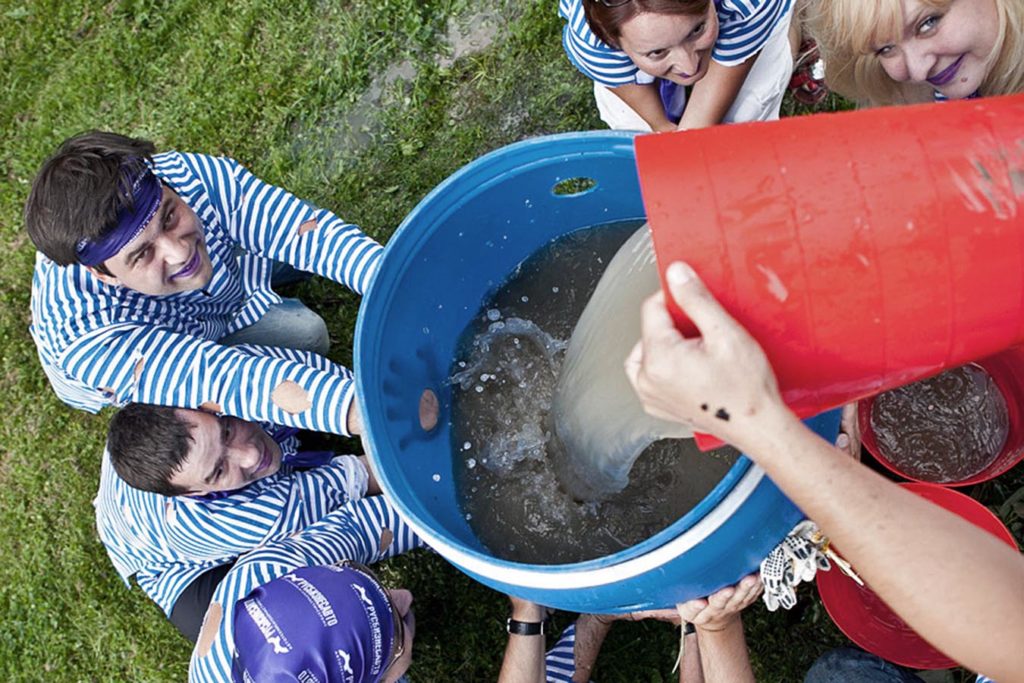 Игра перелей воду. Тимбилдинг для дошкольников. Задания для тимбилдинга. Игровой реквизит для тимбилдинга. Тимбилдинг на воде.