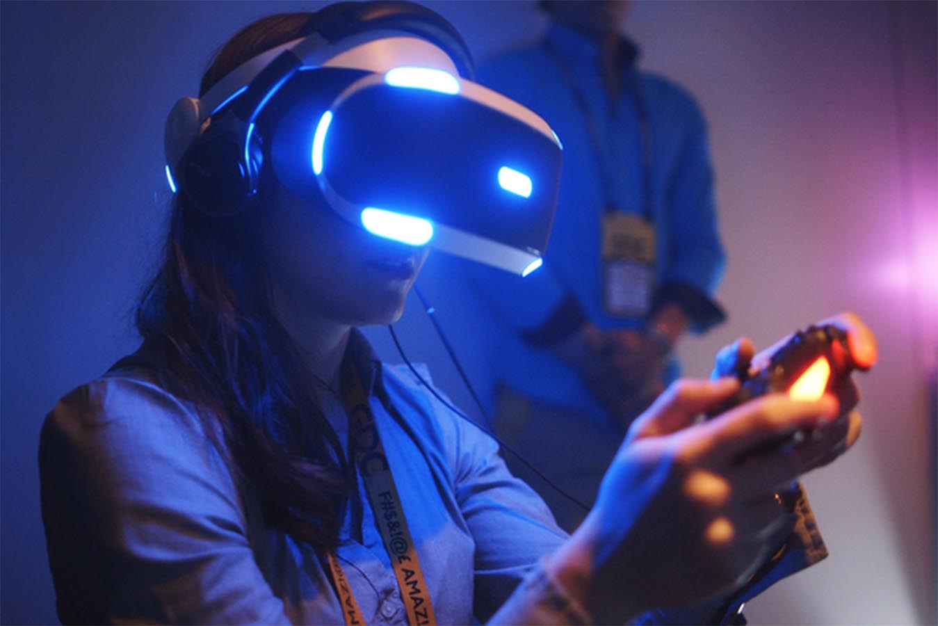 Виртуальная реальность девушки. Sony PLAYSTATION VR игры. Девушка в шлеме виртуальной реальности. Очки виртуальной реальности арт. Игры для шлема виртуальной реальности.