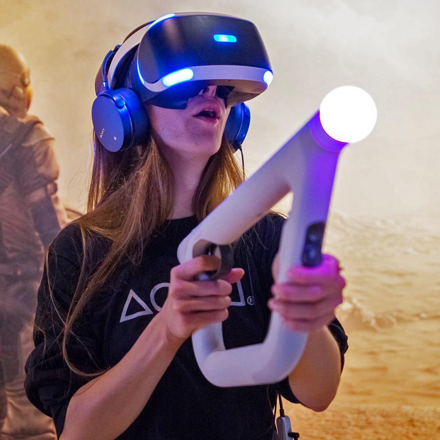 Моды на виар. Игровая виртуальная реальность. Виртуальная реальность в игровой индустрии. Девушка в очках виртуальной реальности. VR девушка.